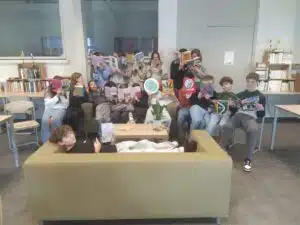 Leerlingen lezen gevarieerde boeken in schoolbibliotheek, stimuleren leesvaardigheid via Duik in Taal.