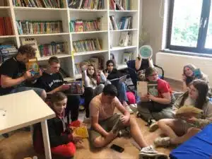 Leerlingen van Hasp-O poseren met het logo "Deze school duikt in taal"