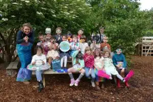 Leerlingen van Serafijn Ronse met duikaccessoires naast het logo "Deze school duikt in taal"